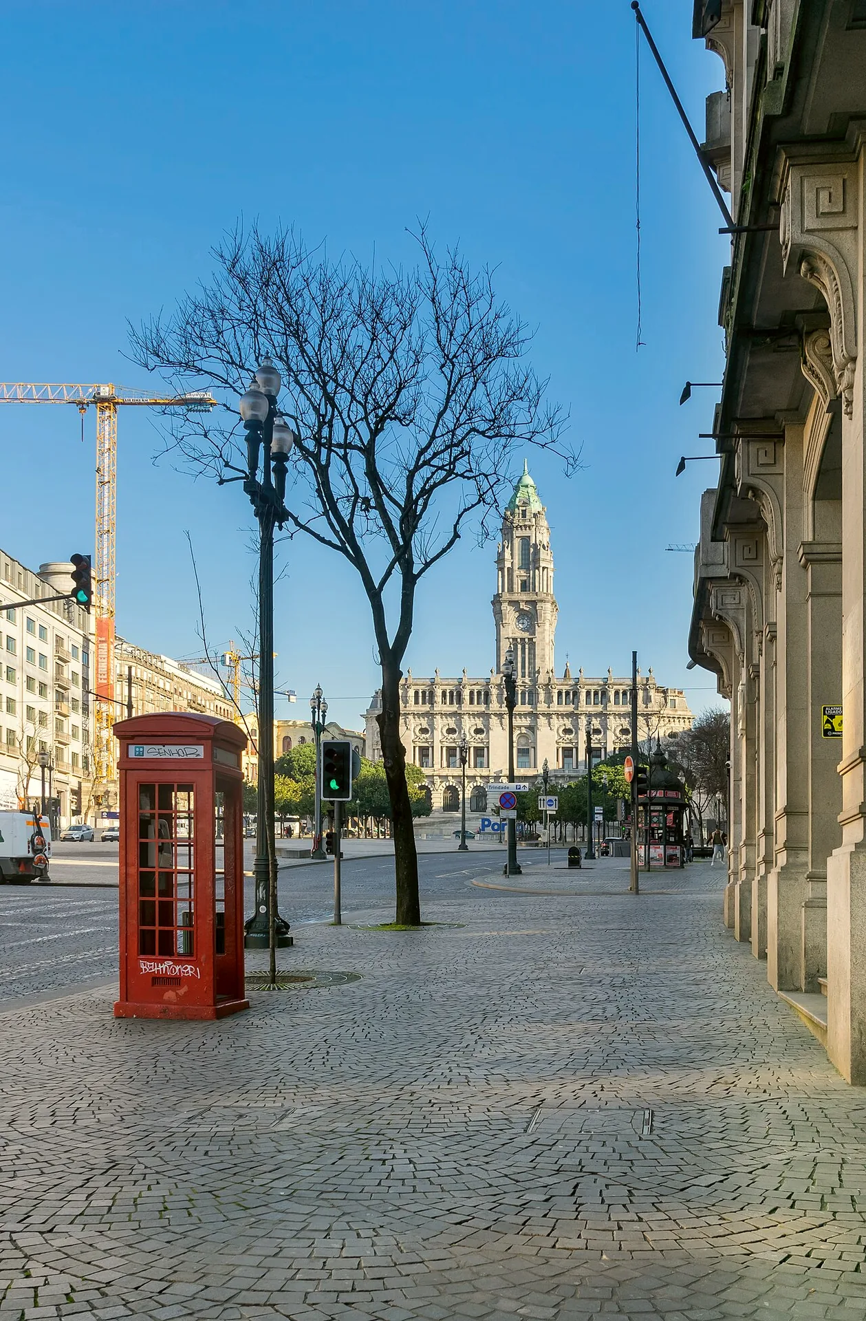 Avenida dos Aliados, with its broad central avenue and rows of buildings in Porto.