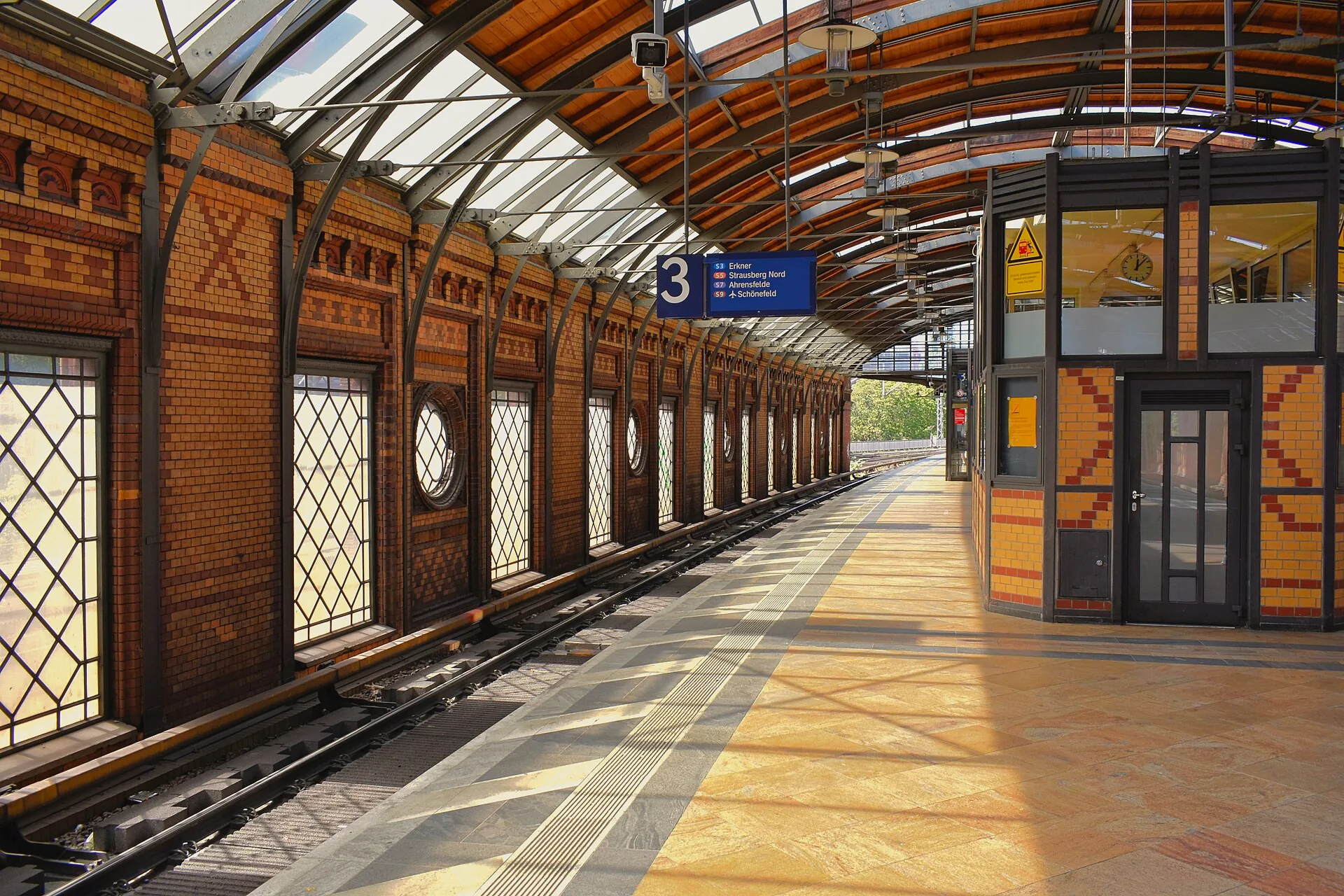 Berlin S-Bahn trains and platforms at Hackescher Markt station.