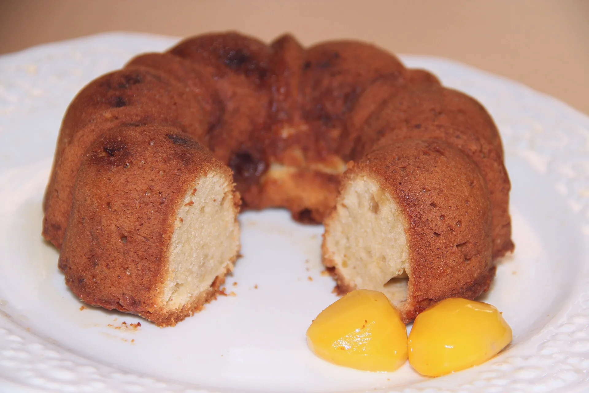 Gugelhupf cake with chestnuts.