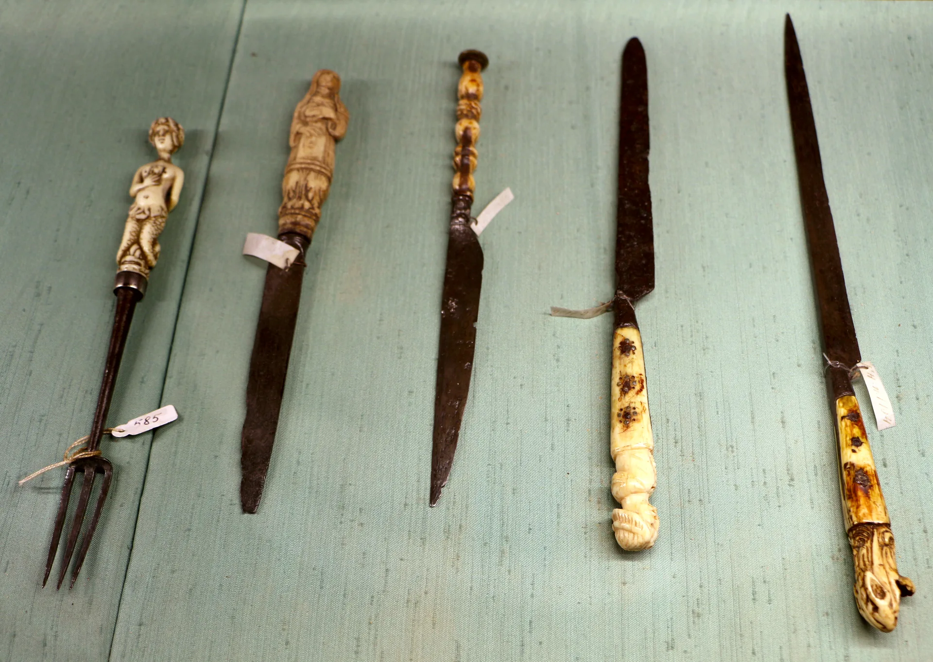 A display of knives from the Museo Horne collection.