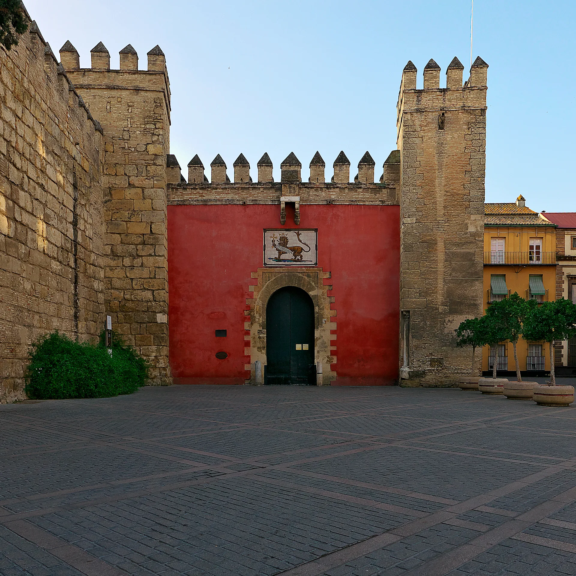 The main entrance to the Alcázar through the Puerta del León.