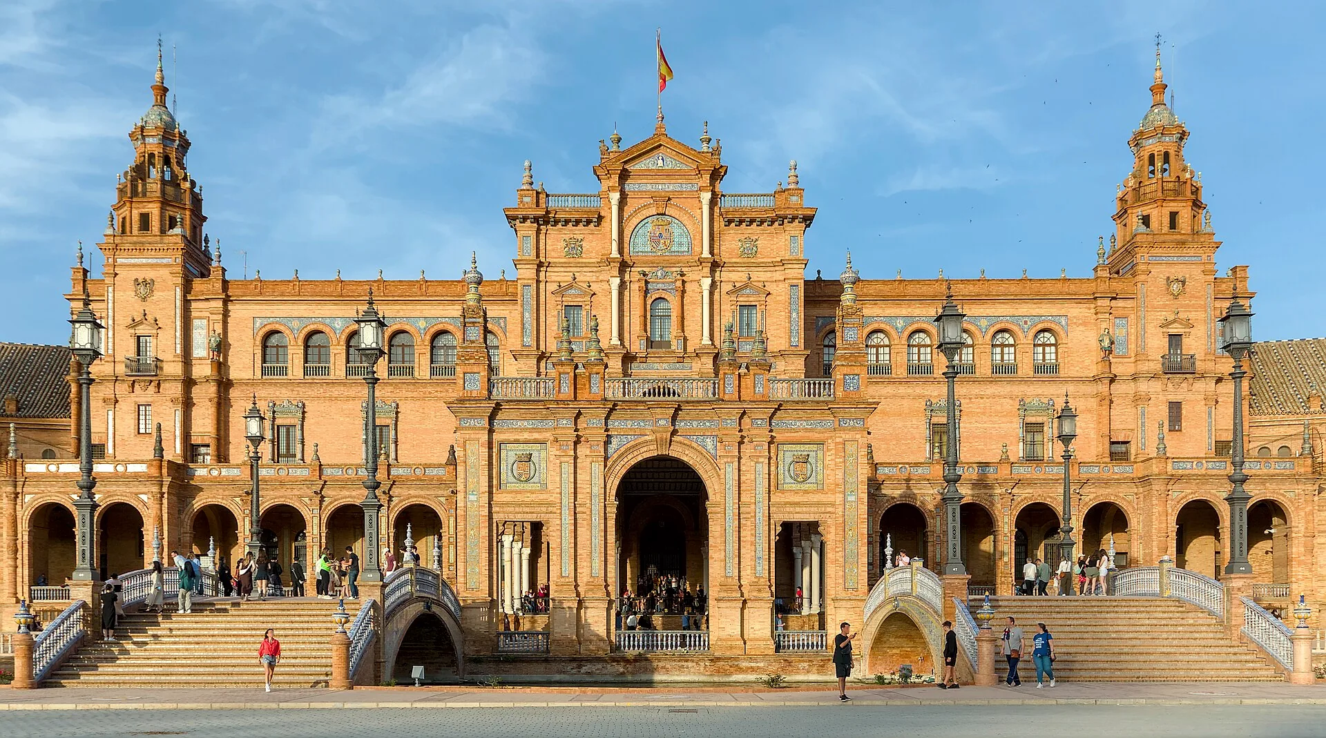 The main building of Plaza de España in Seville, with its curved façade and central tower.