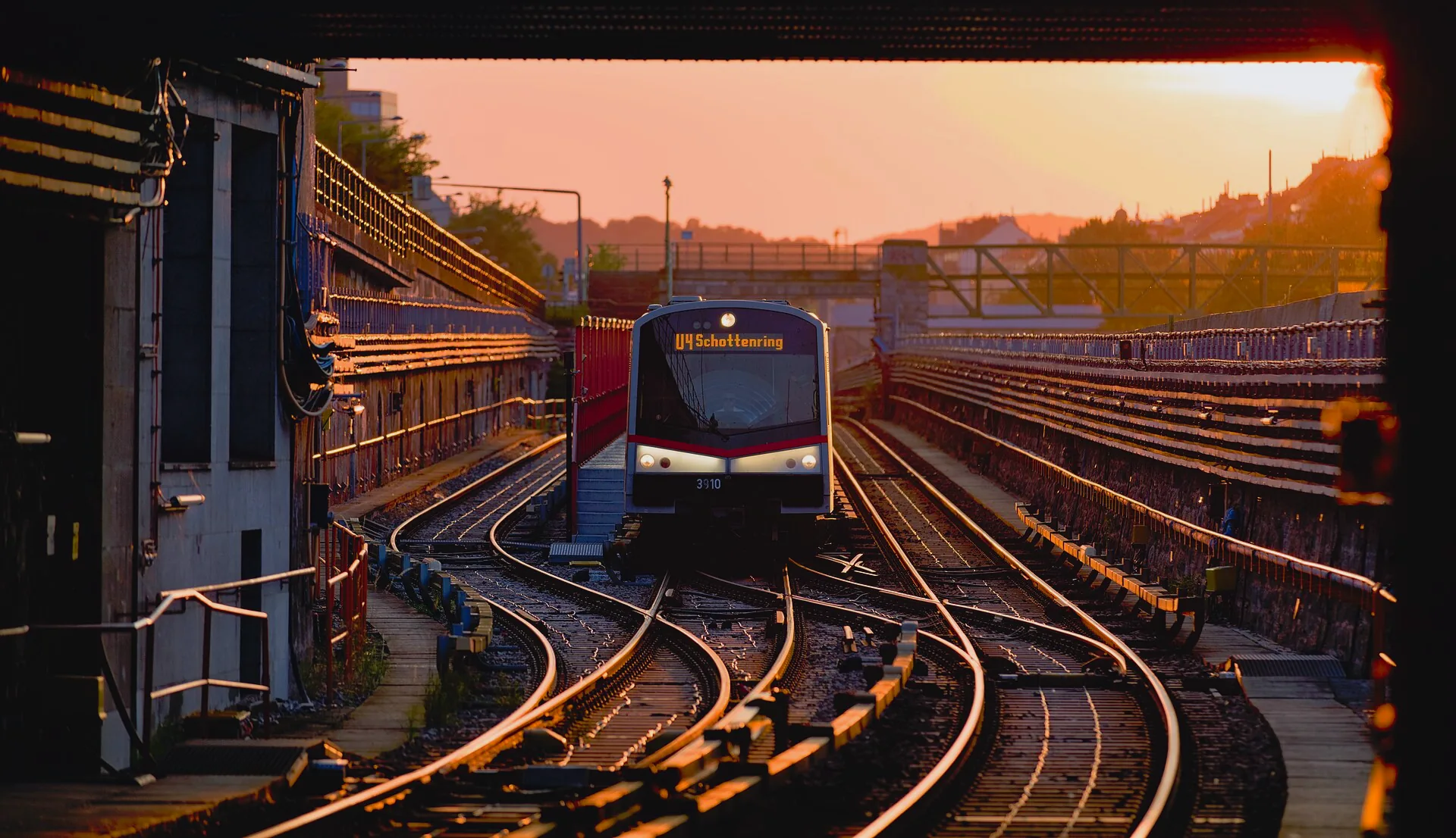 A Type V train on Vienna’s U4 line approaching along the tracks near Hietzing station.