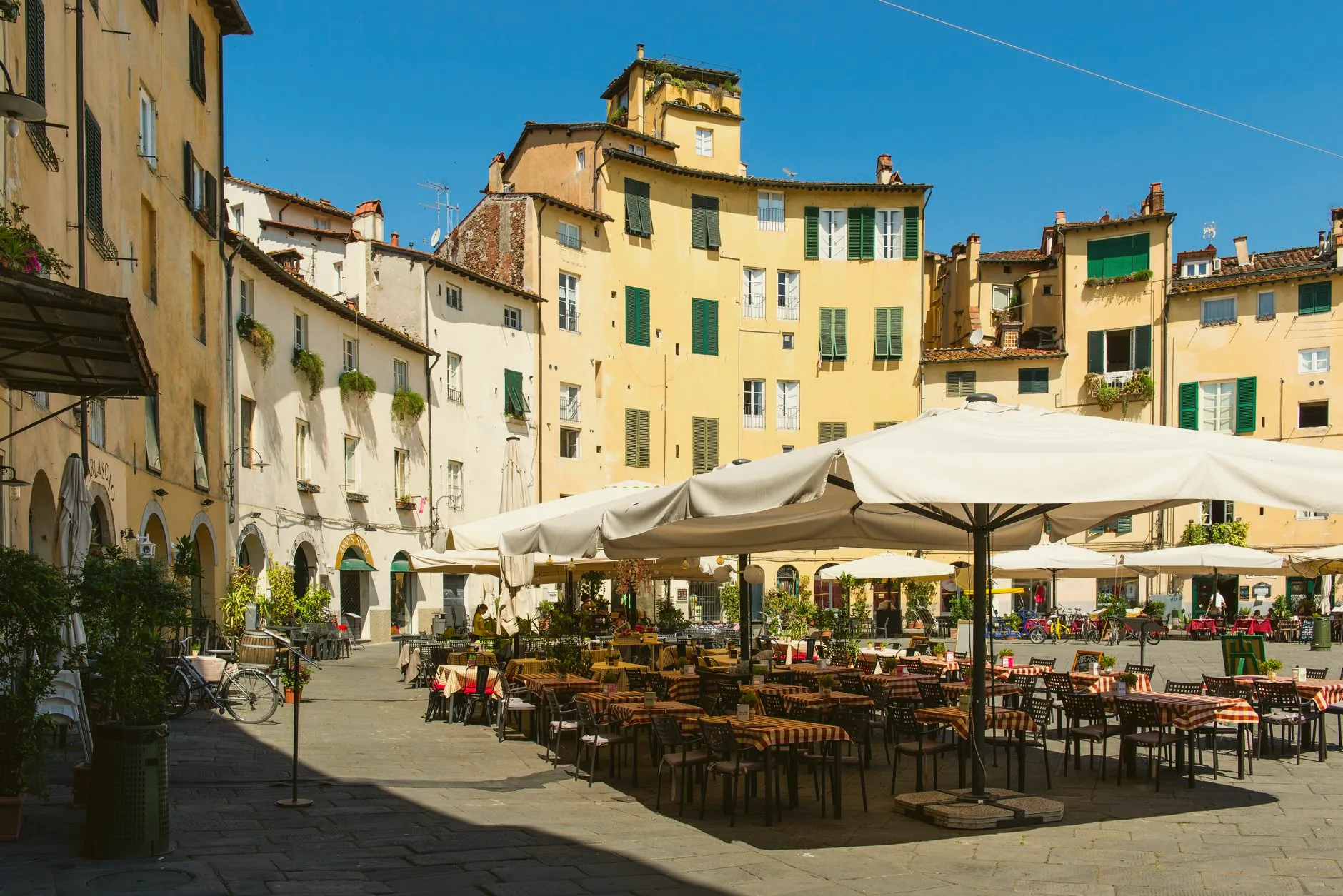 Piazza dell’Anfiteatro, with cafés and colourful historic buildings around the square.