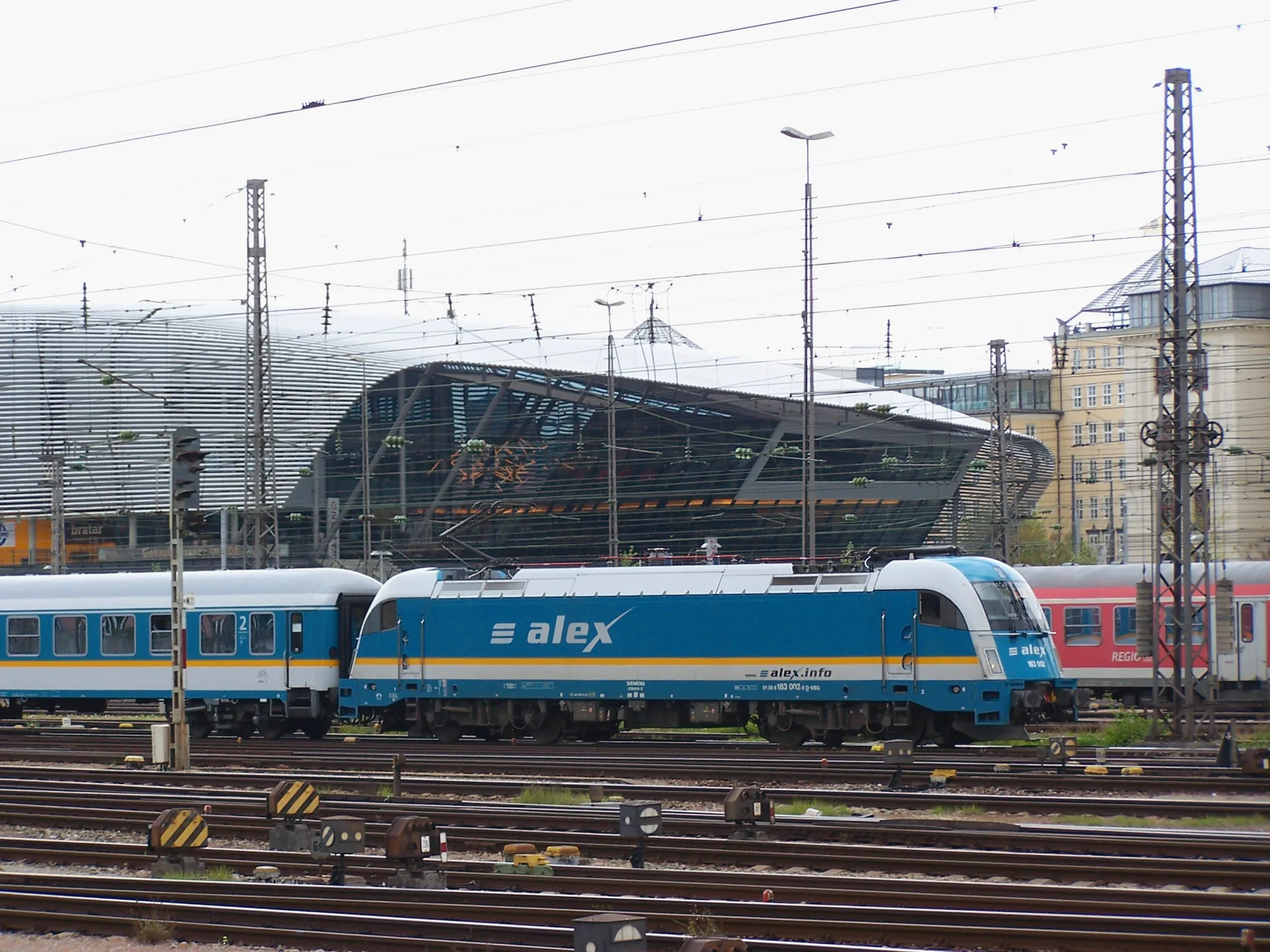 An ALEX locomotive arriving at Munich Central Station.