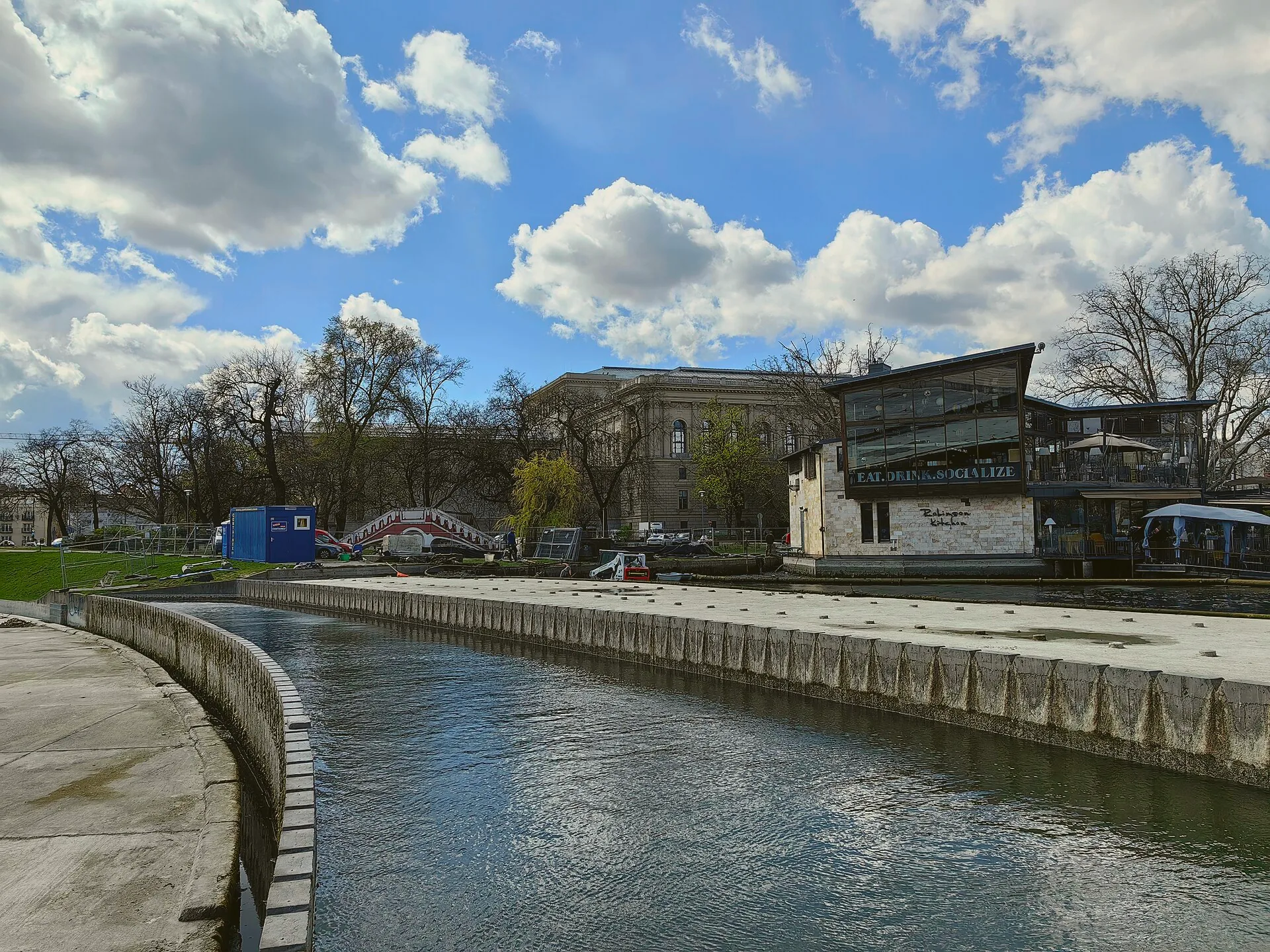 Városligeti-tó, with a restaurant beside the water.