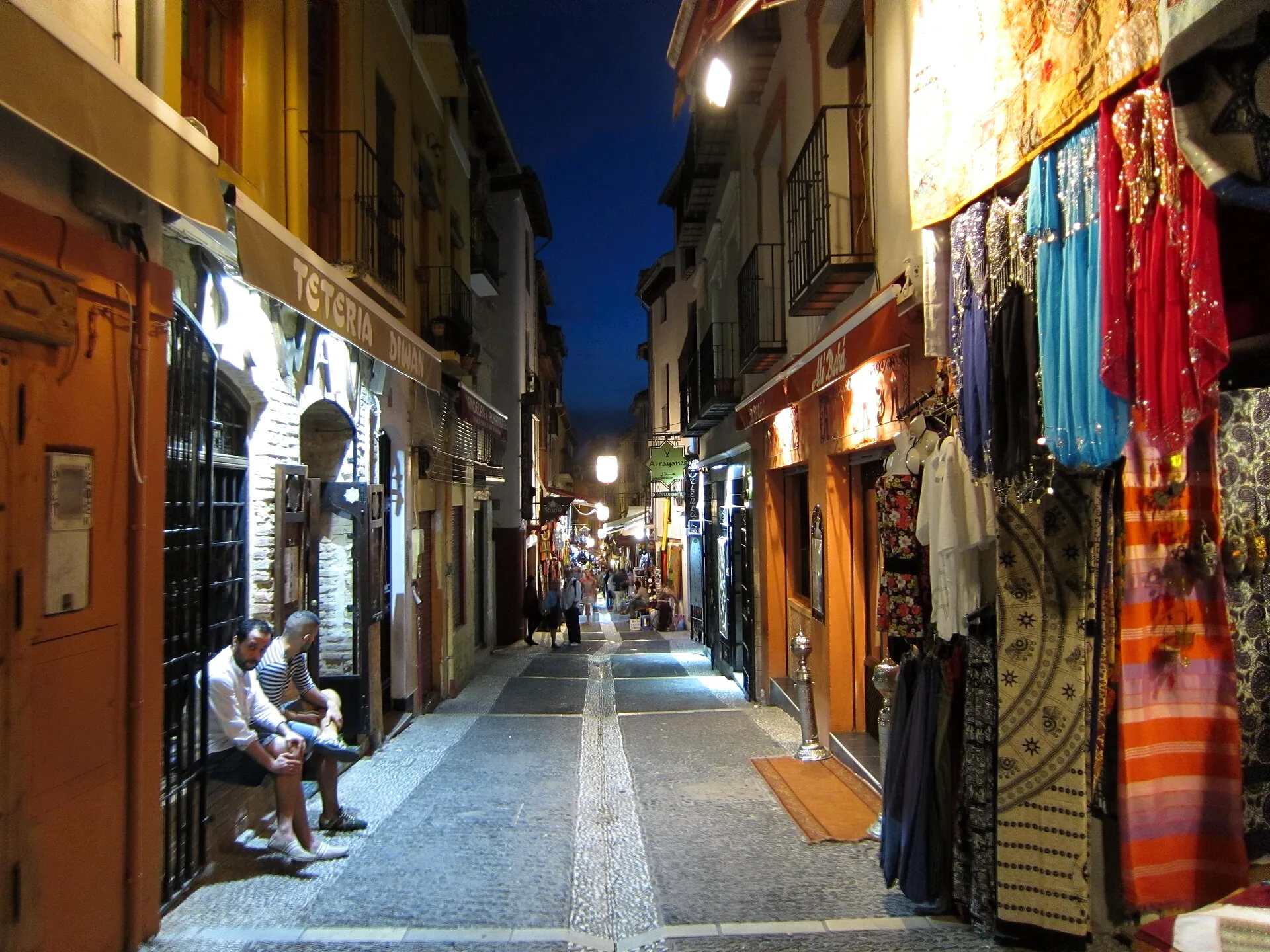 Calle Calderería Nueva in Granada, lined with shops and buildings.