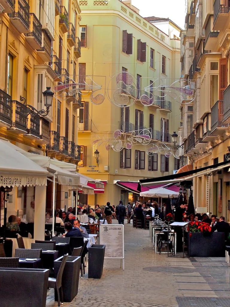 Calle Strachan in Málaga, with buildings lining the street.
