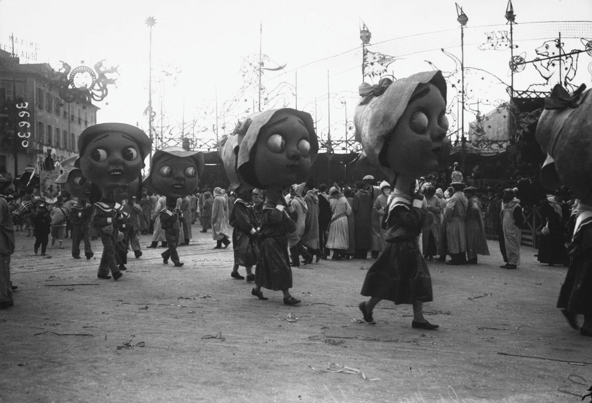 A parade procession at the 1914 Nice Carnival