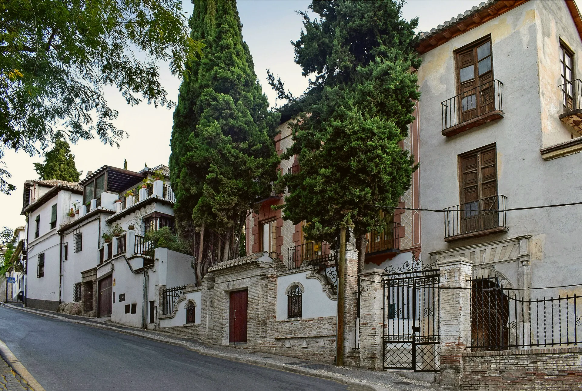 Cuesta del Chapiz climbing through Granada, with buildings lining the street.