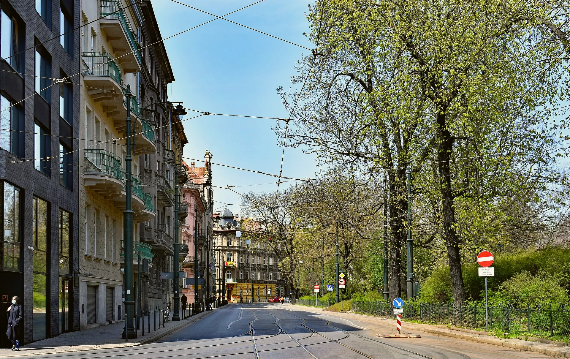 A north-facing view along Floriana Straszewskiego Street in Kraków.