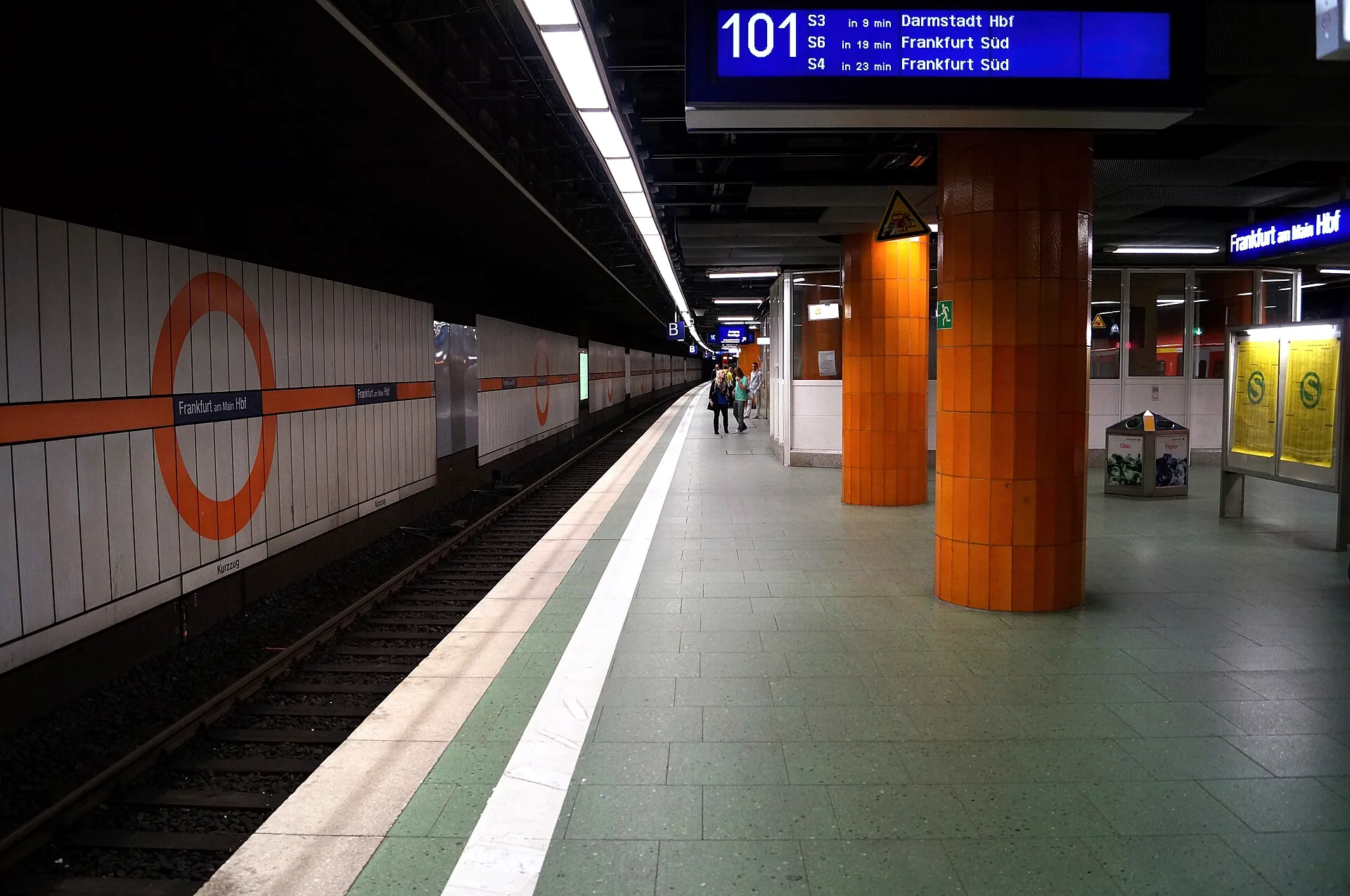 Platforms at Frankfurt (Main) Hauptbahnhof, with tracks and station signage.