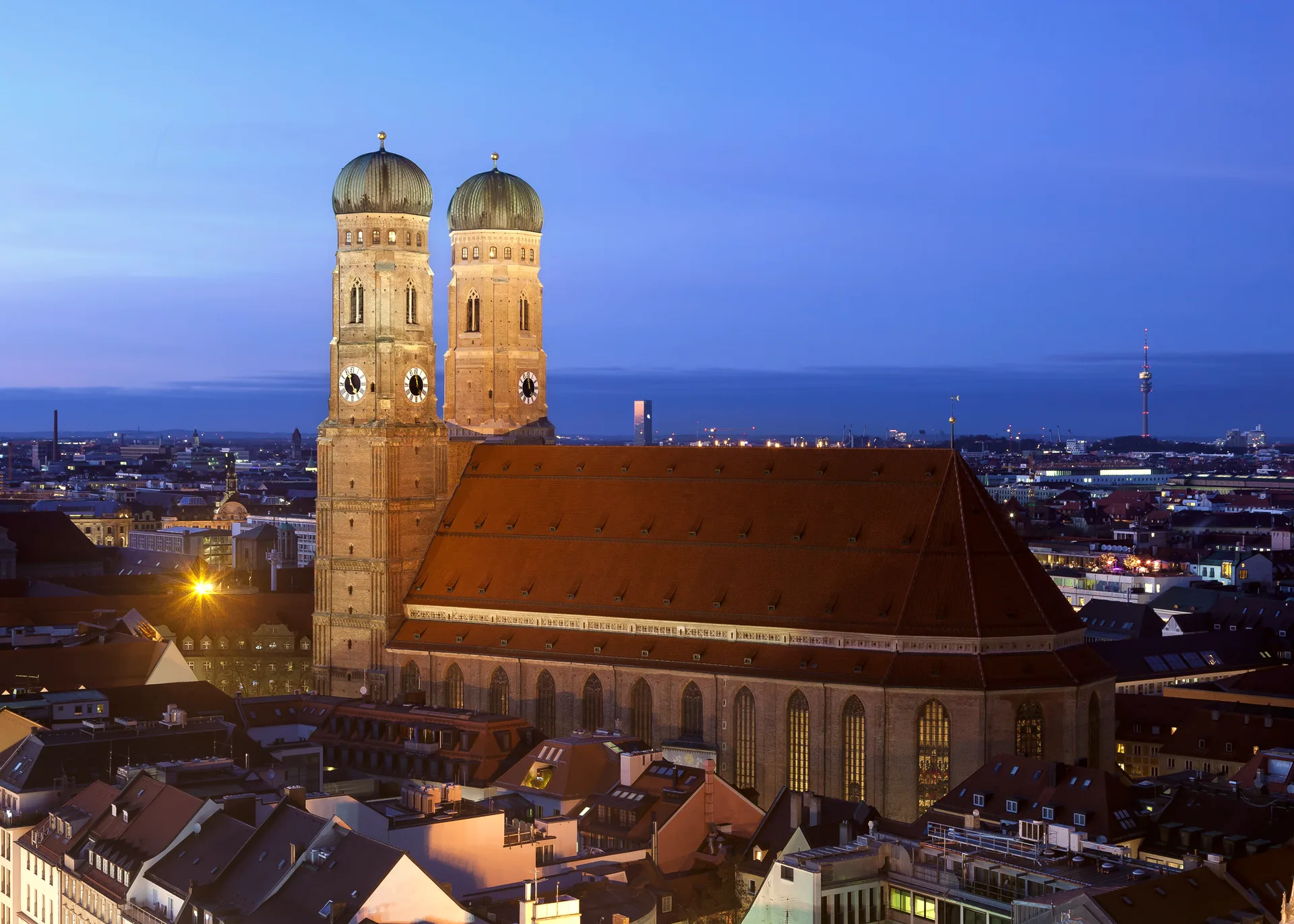 The Frauenkirche in Munich viewed from outside at dusk.