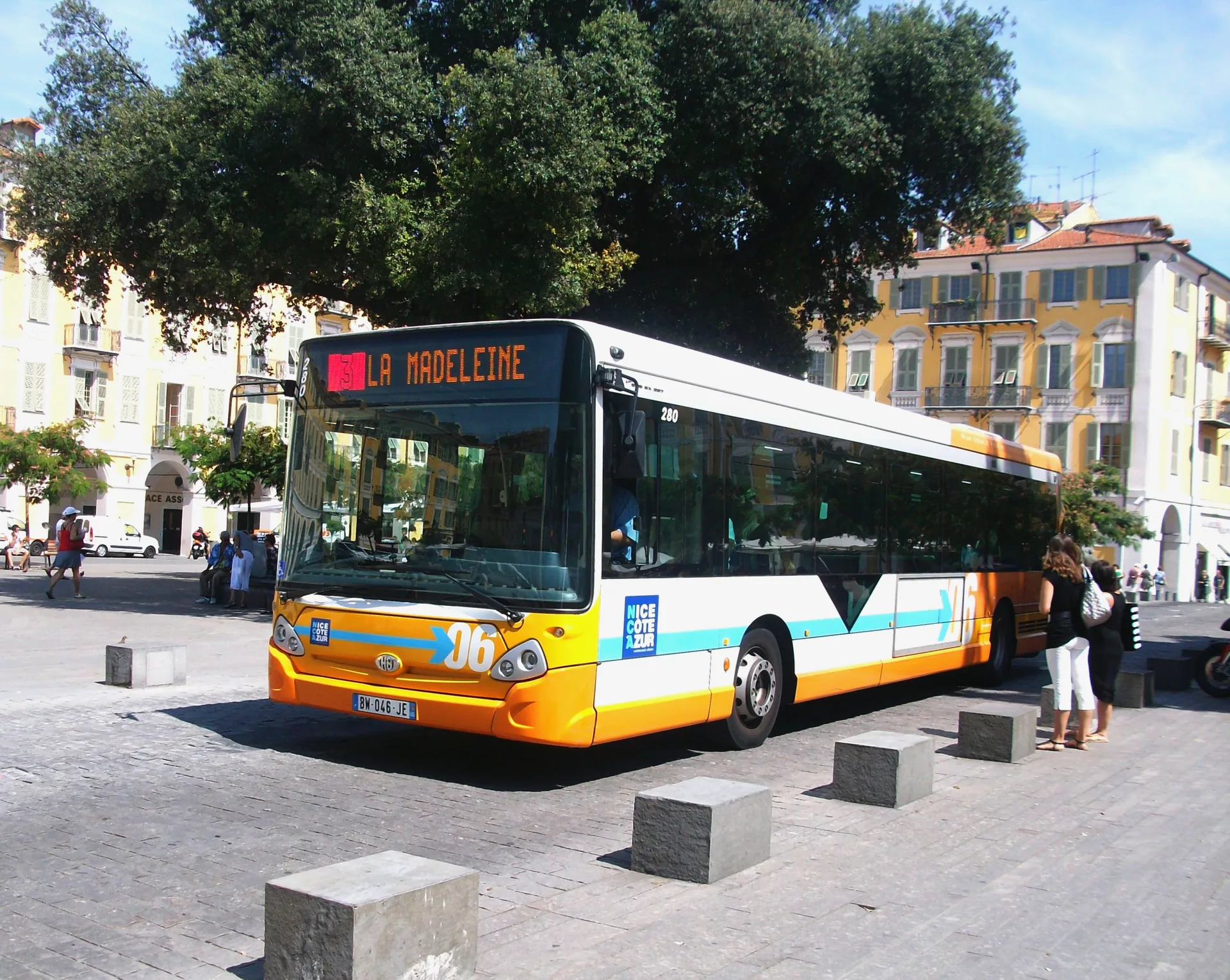A Lignes d’Azur bus on a street in Nice.