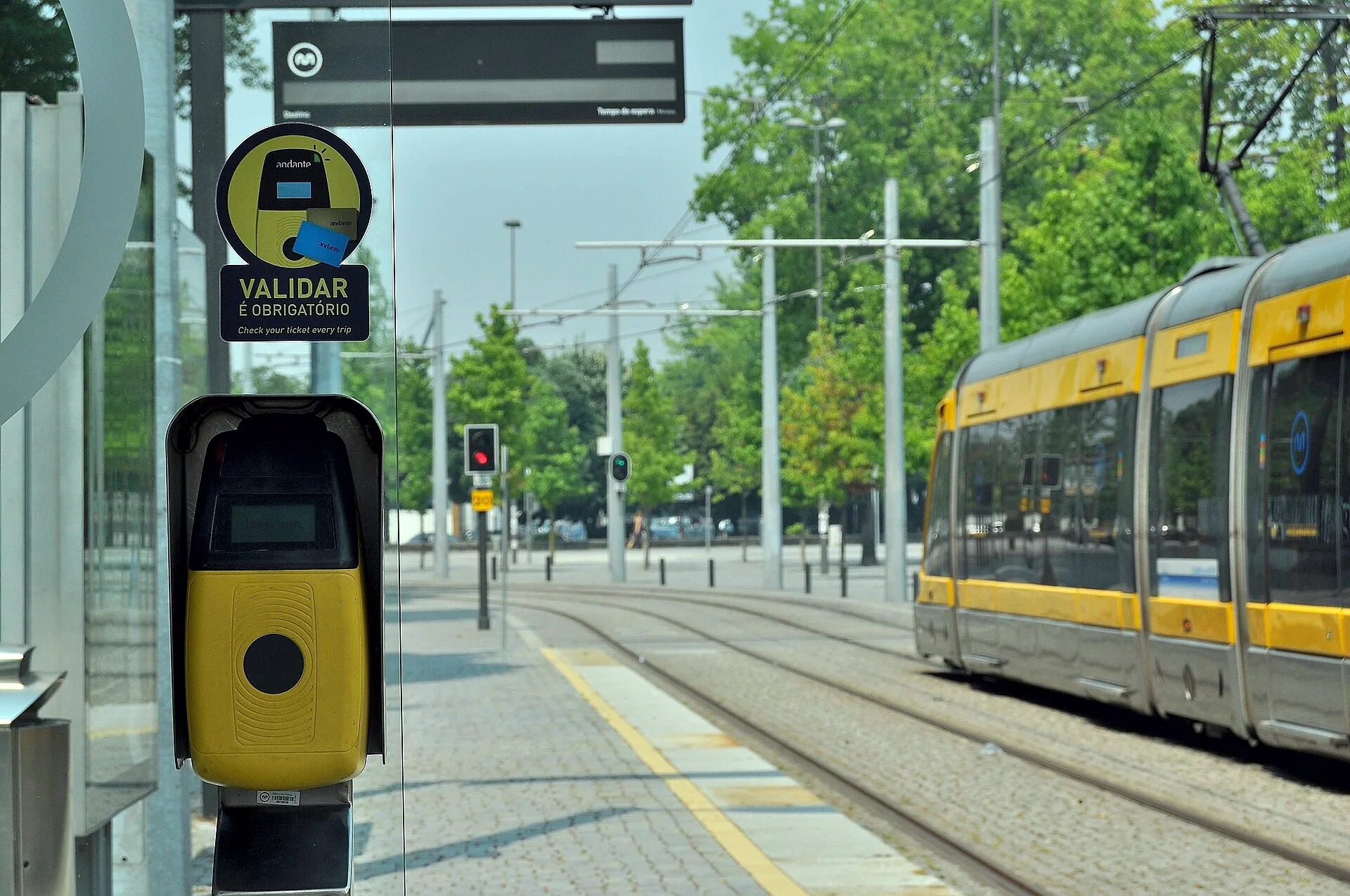 A close detail of an Andante ticket validator on a Porto Metro train.