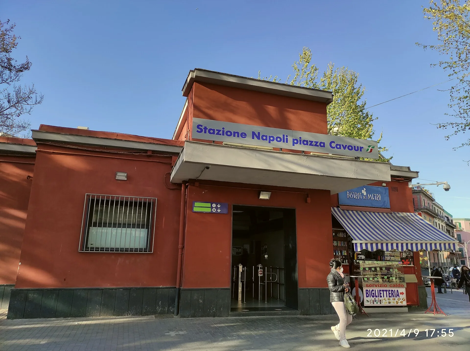 West entrance to Napoli Piazza Cavour station, served by Line 2.