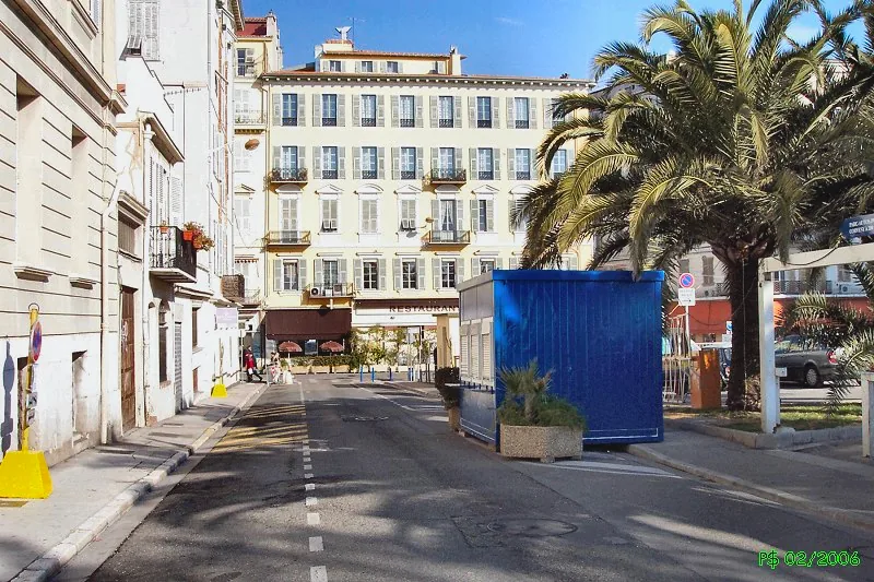 Street-level view of Rue Sulzer in Nice, with the car park on the right.