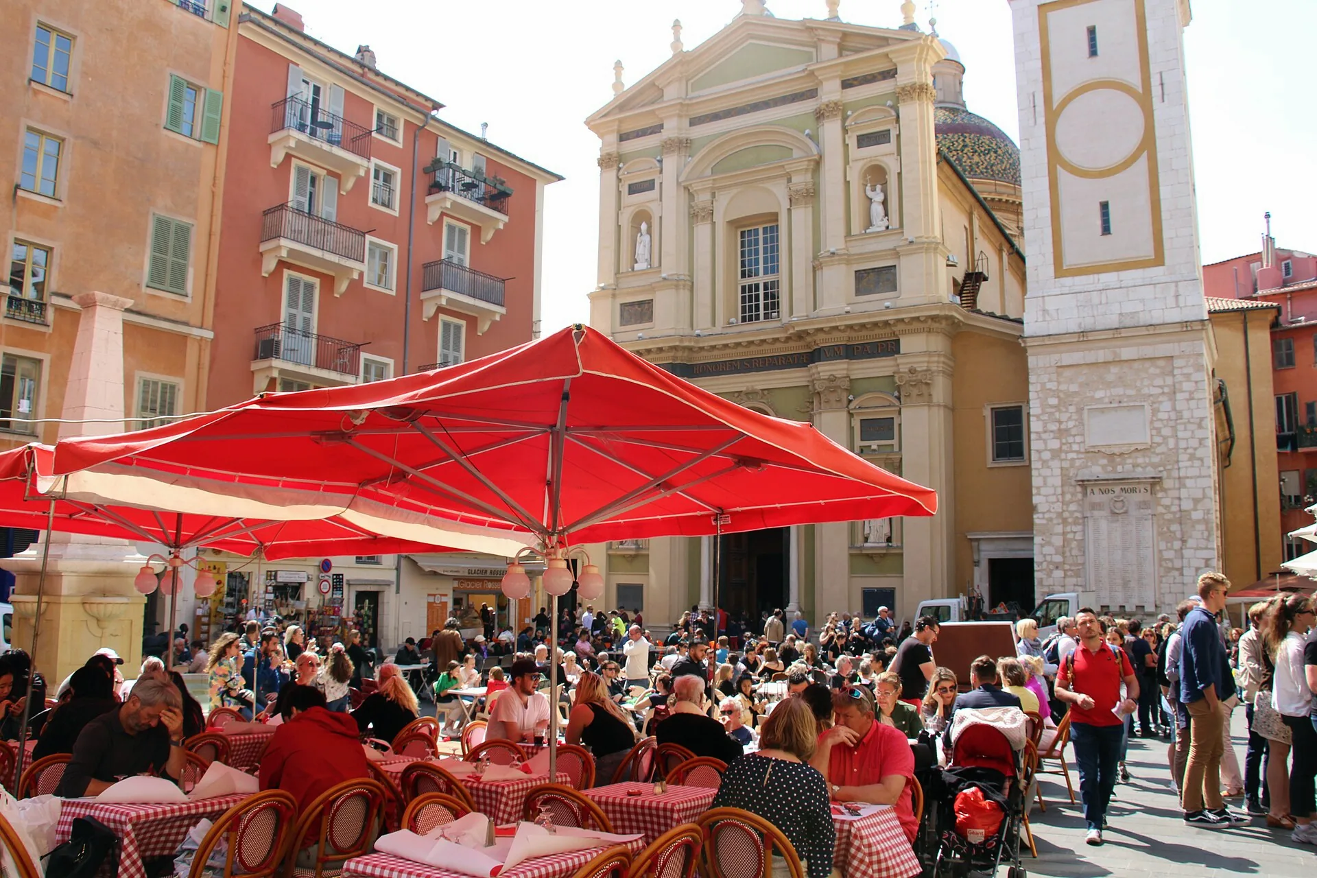 Place Rossetti, a busy square in Nice’s old town, with cafés and surrounding buildings.