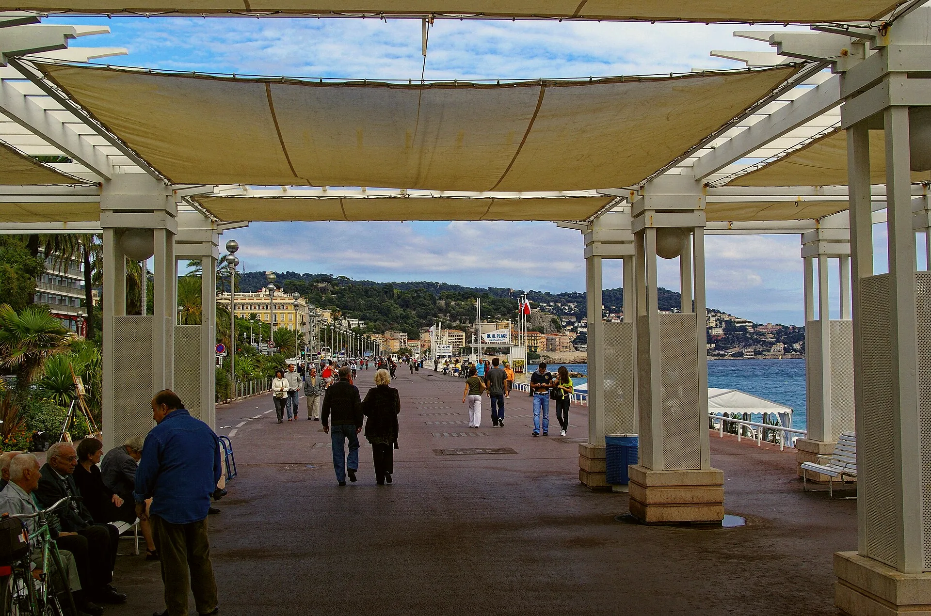 The Promenade des Anglais running along the seafront in Nice.