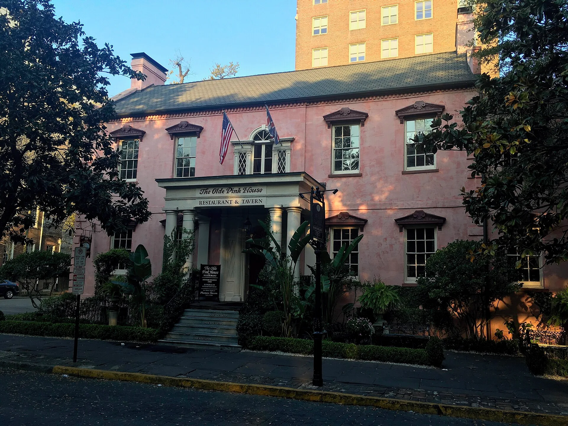 The pink exterior of the Olde Pink House in Savannah.