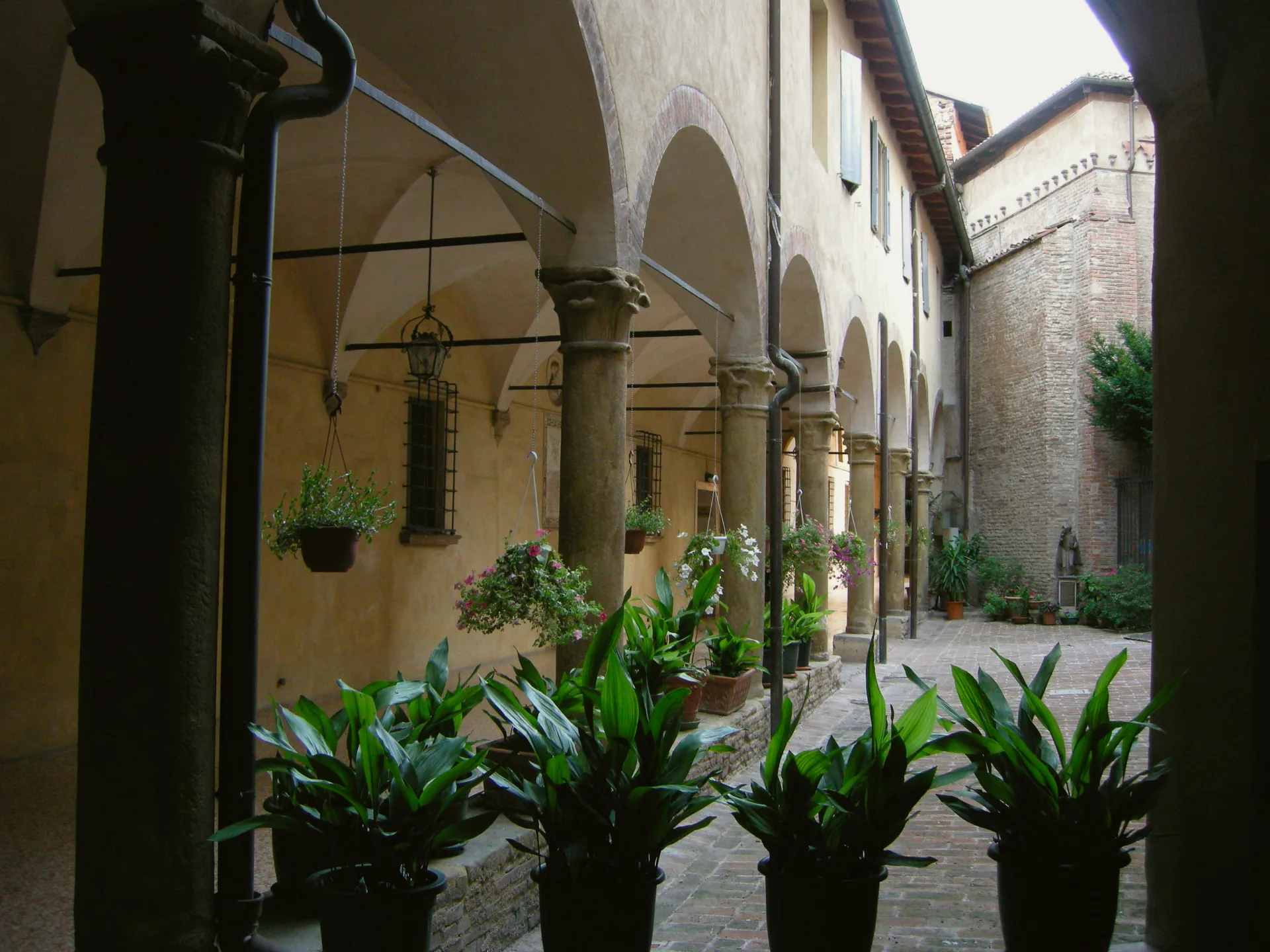 The cloister of the Oratorio di Santa Cecilia in Bologna, with its arcaded galleries.