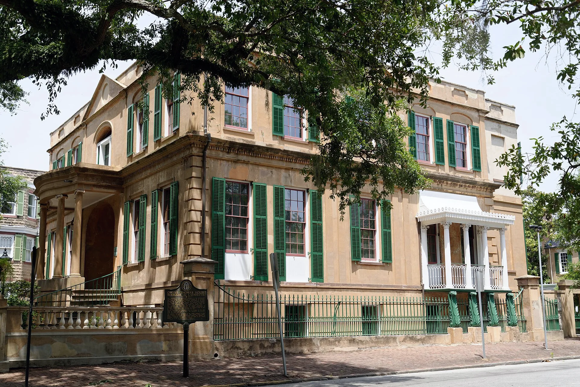 The façade of the Owens-Thomas House, with its entrance and upper-storey windows.