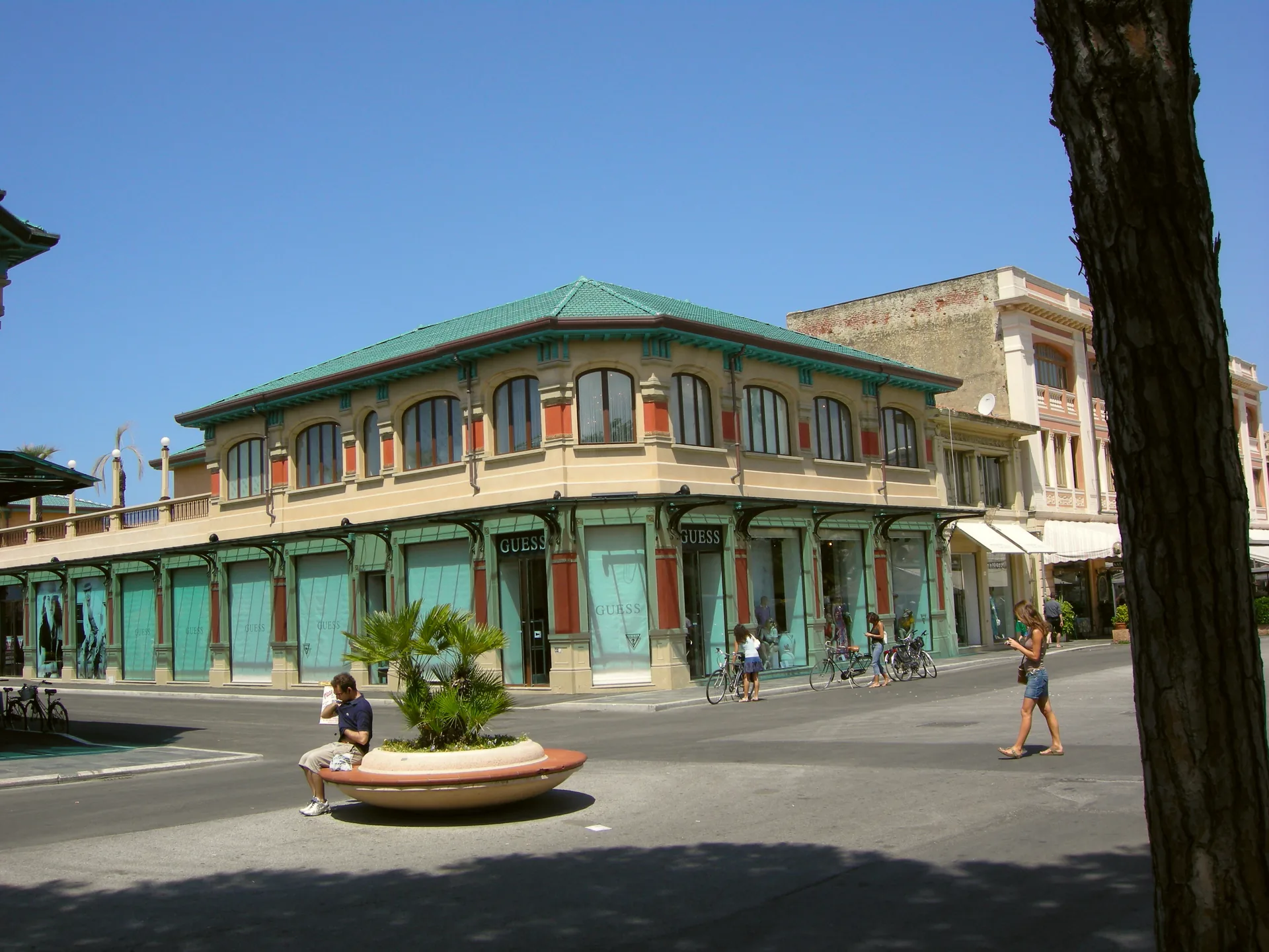 The Galleria Nettuno along the Passeggiata di Viareggio, with shopfronts facing the seafront promenade.