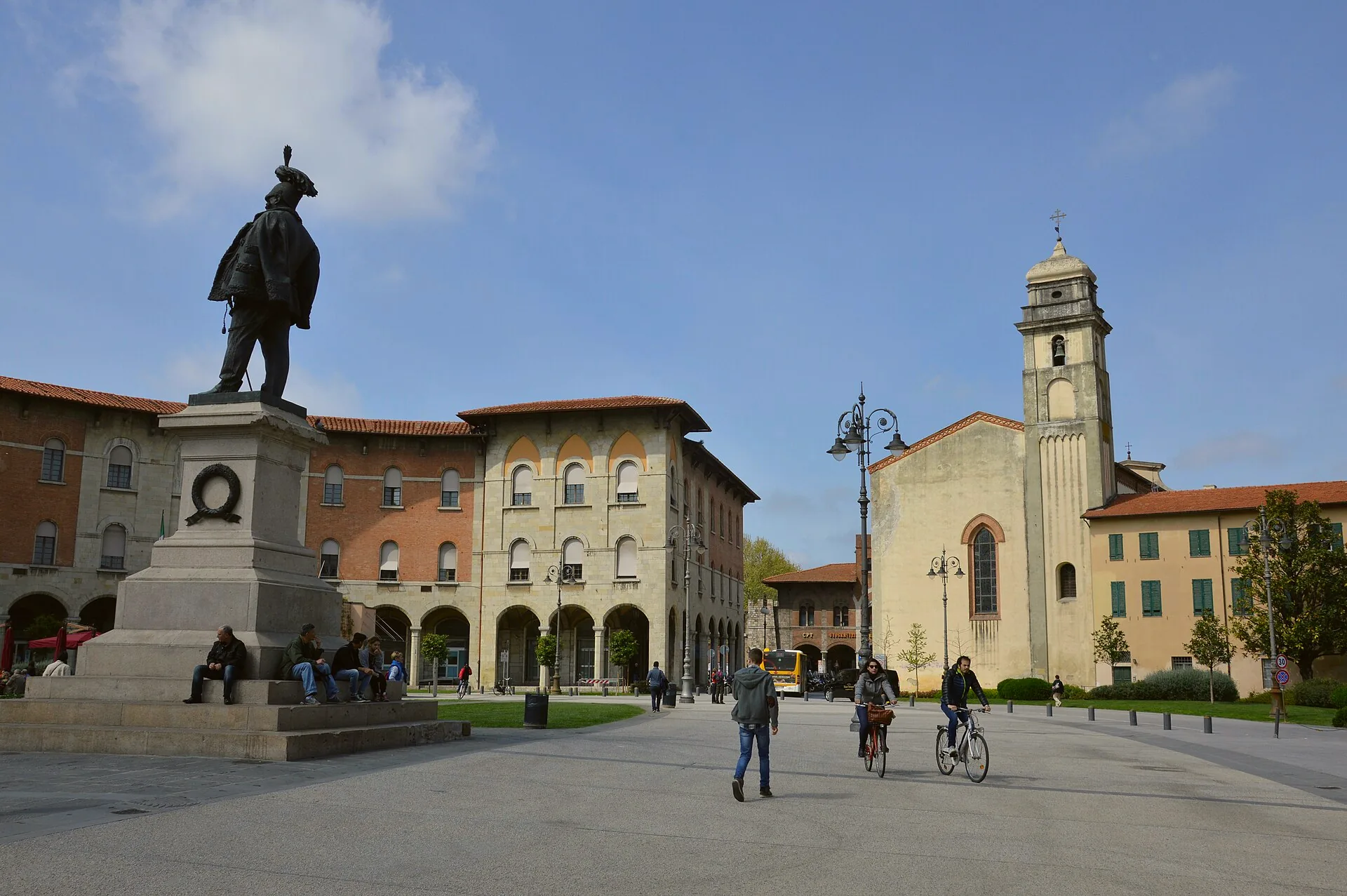 Piazza Vittorio Emanuele II in Pisa, with the square and its surrounding buildings.