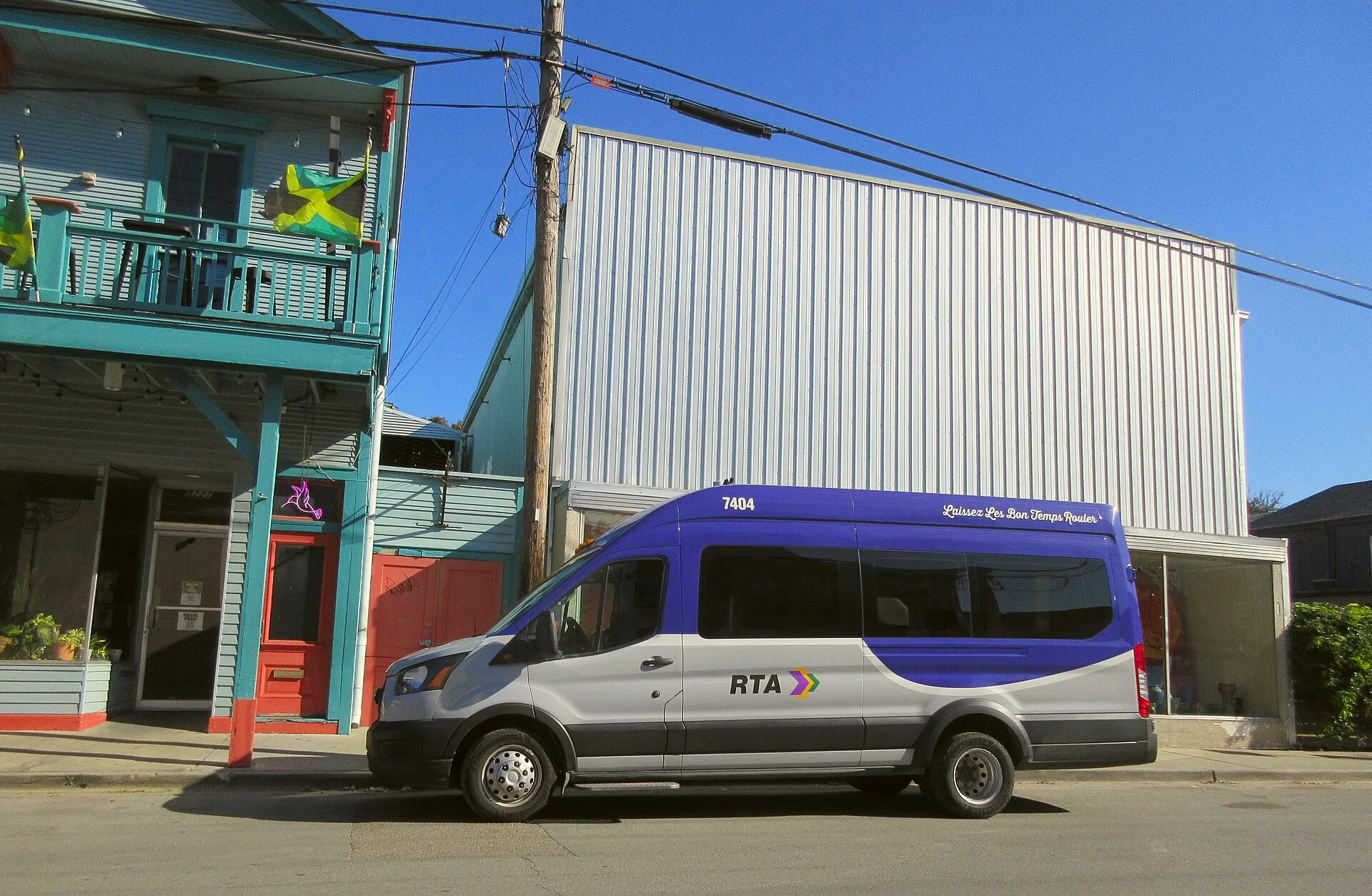 A New Orleans RTA short bus on Oak Street in Carrollton.