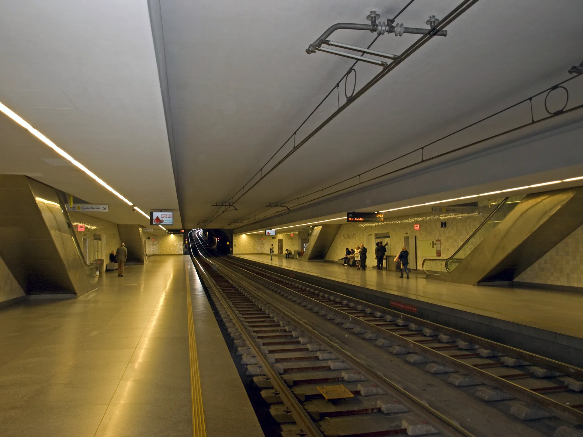 Platforms at São Bento metro station in Porto.