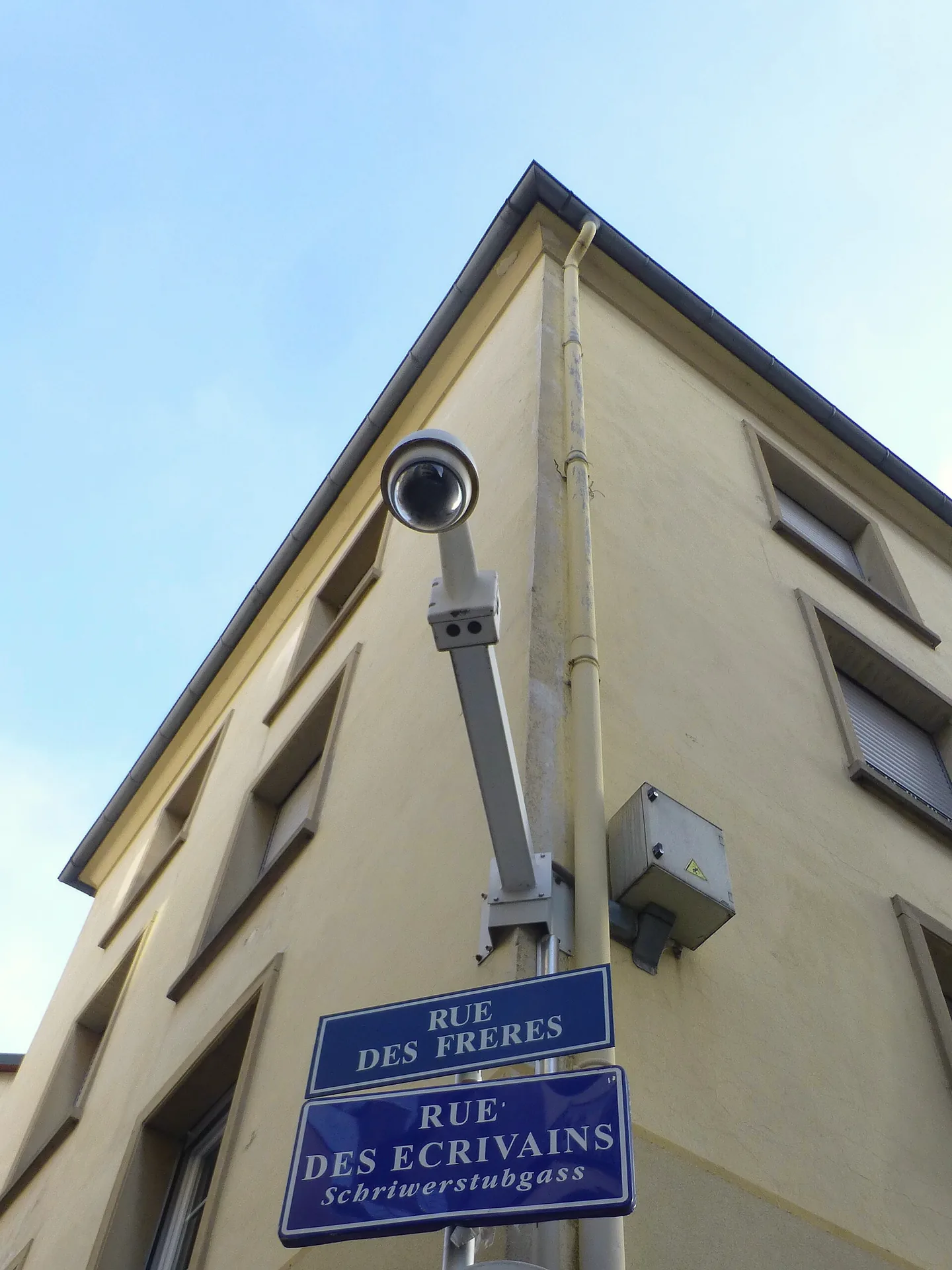 Street-name plaques at the corner of Rue des Écrivains and Rue des Frères in Strasbourg.