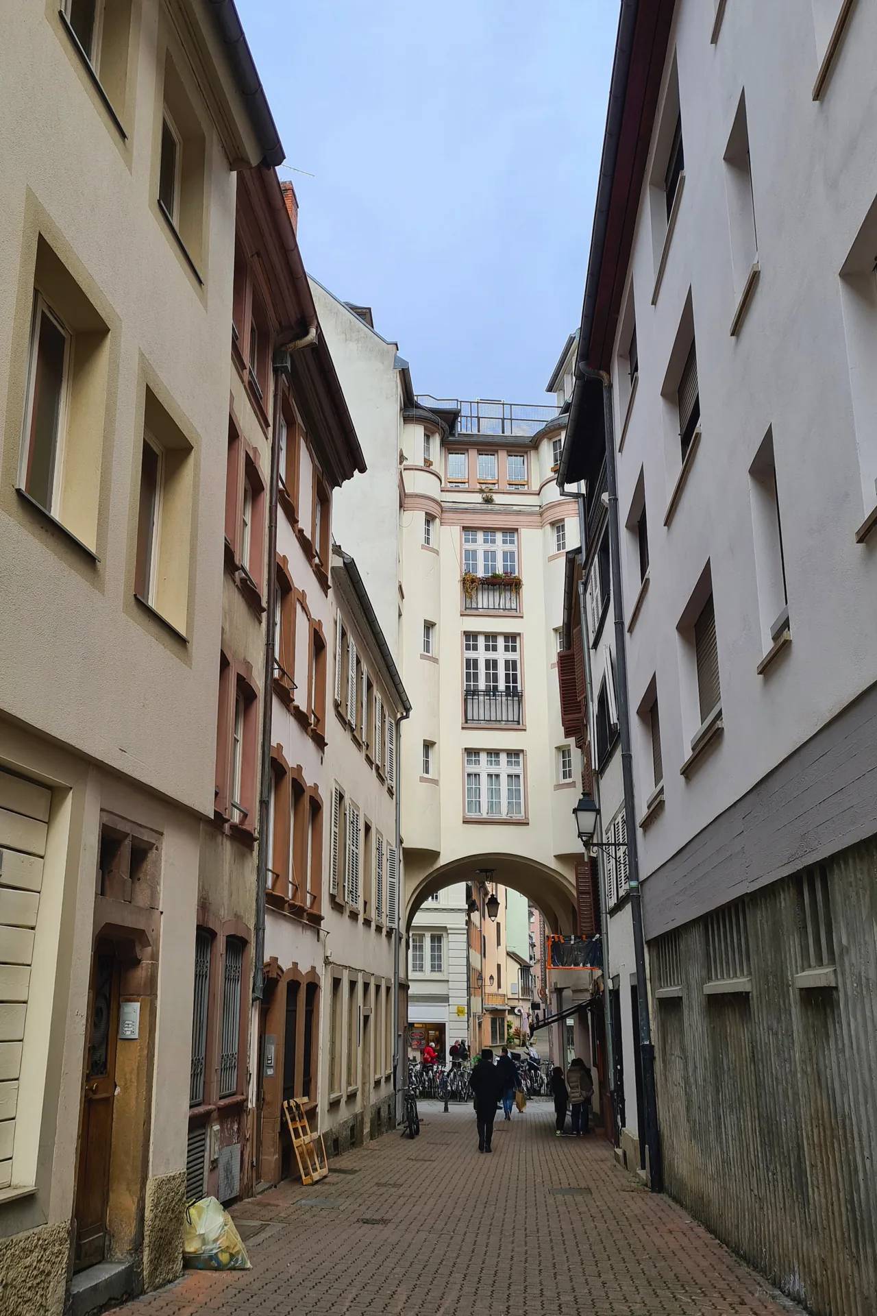 A street view along Rue des Drapiers in Strasbourg.