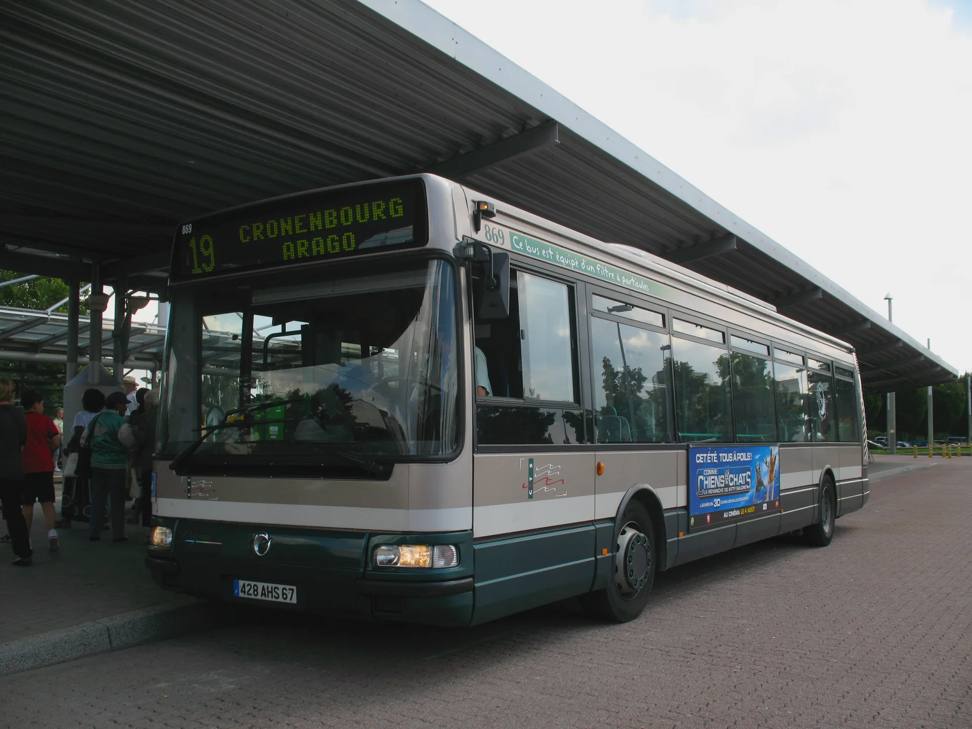 A CTS bus at the Rotonde tram stop in Strasbourg.