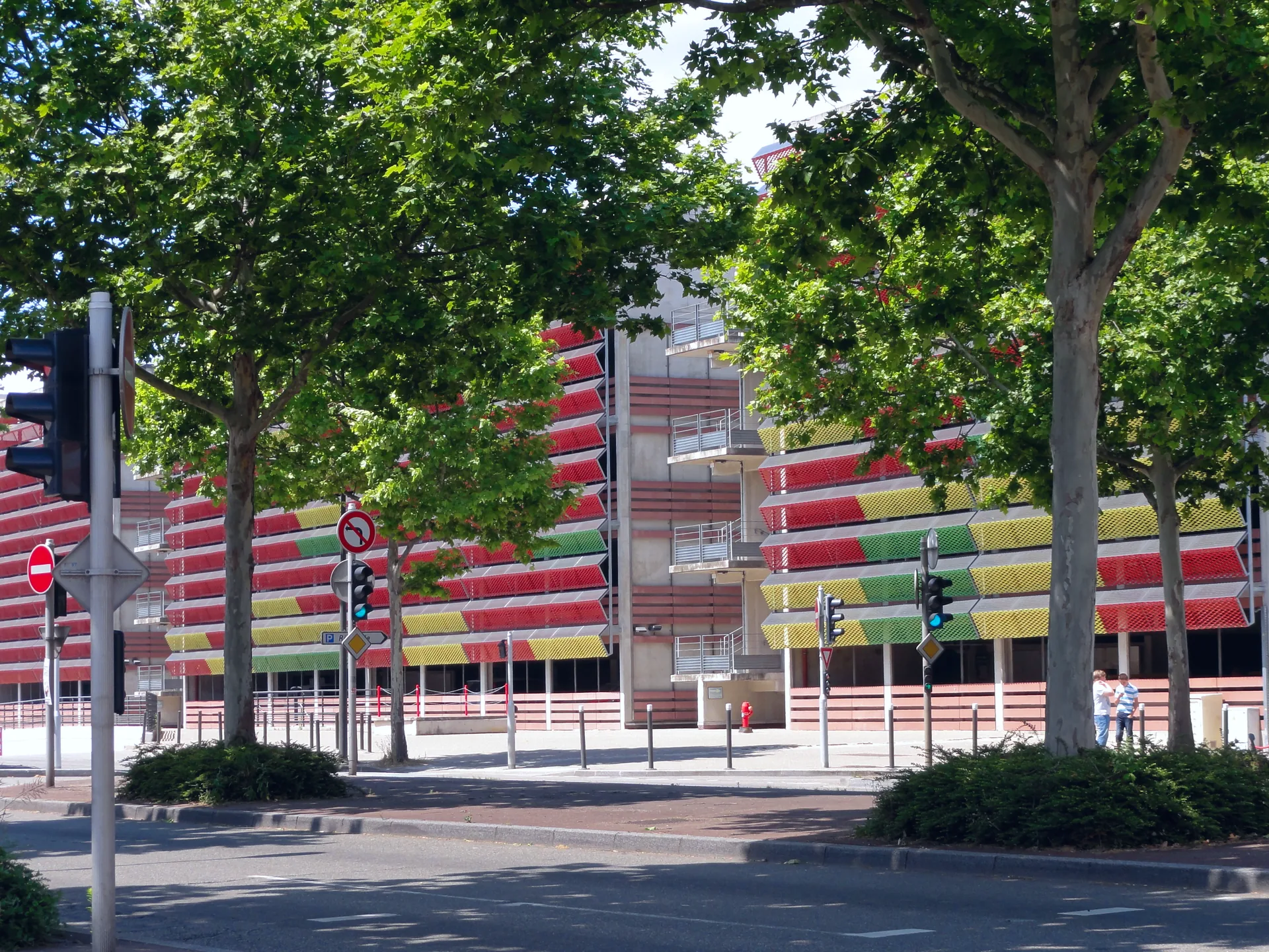 The Rivétoile car park in Strasbourg, a multi-storey building beside Avenue du Rhin.