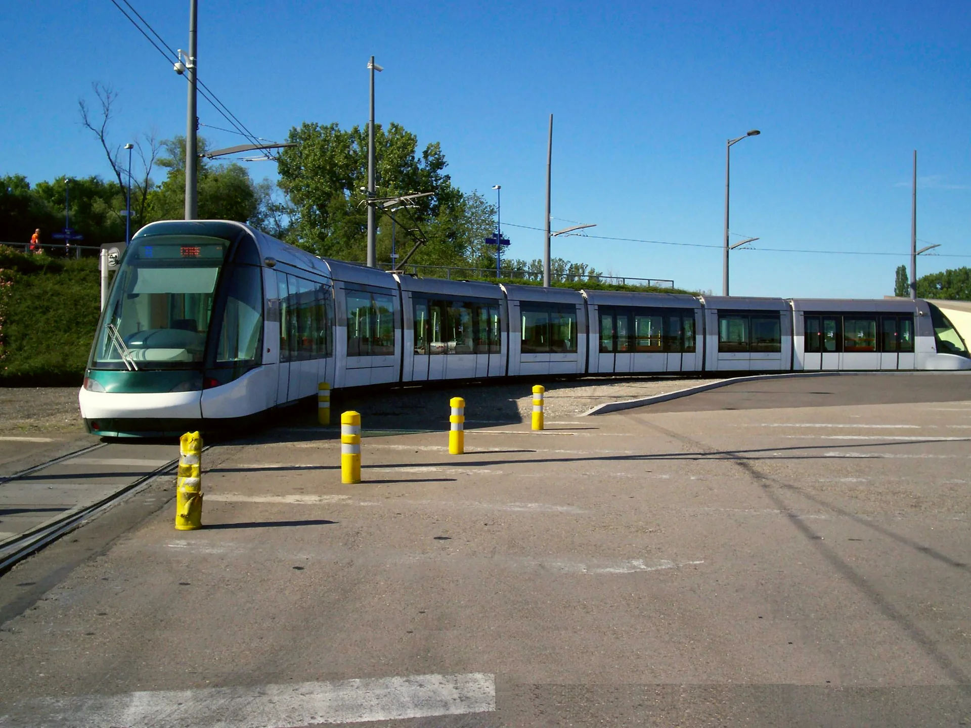 A Strasbourg tram at the Hœnheim Gare terminus.