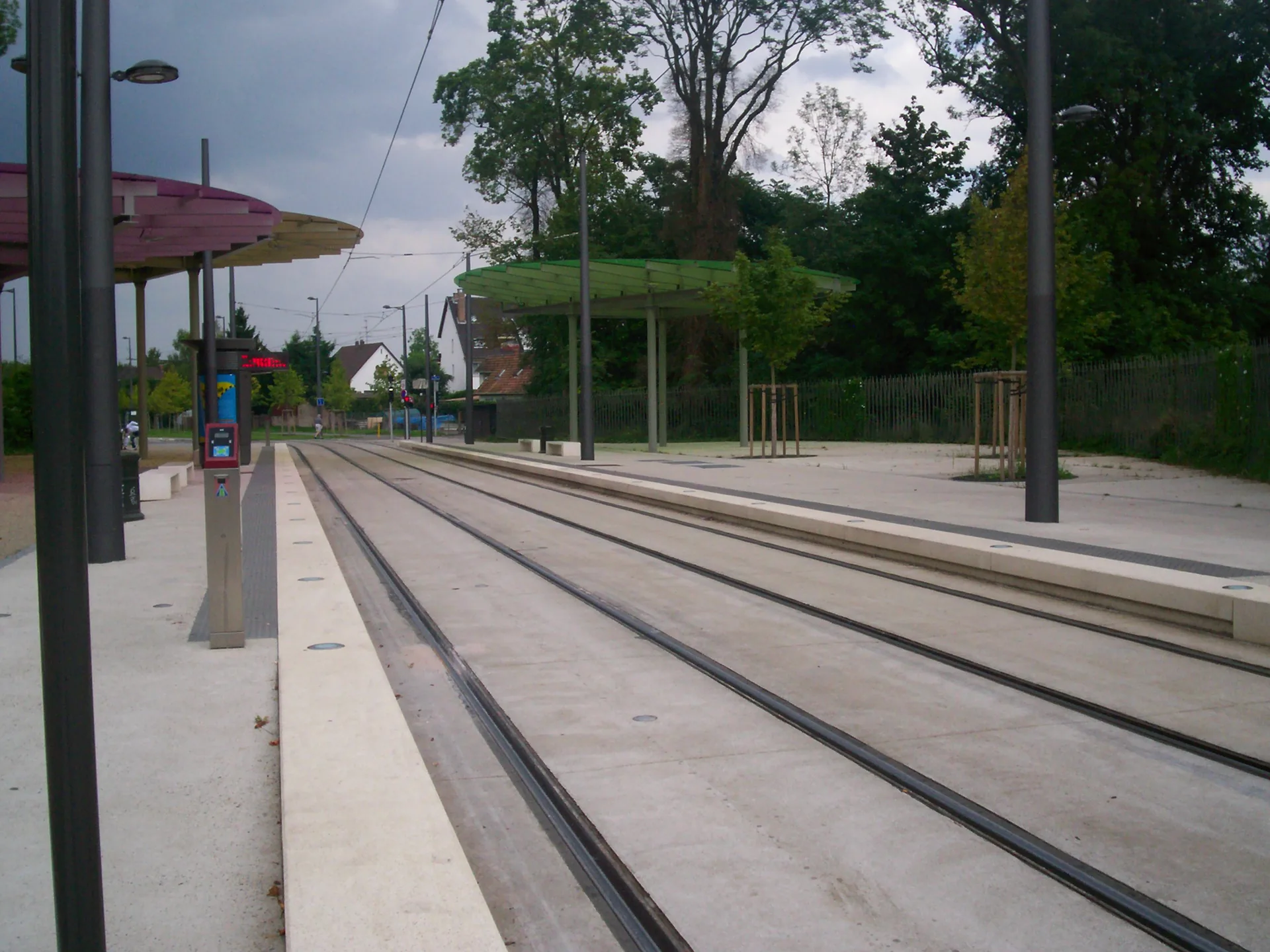 A Strasbourg tram at Robertsau Boecklin station.